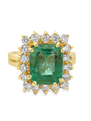 Emerald and Diamond Ring. AF6947/4-MAOY 
This elegant ring showcases a stunning, rectangular 