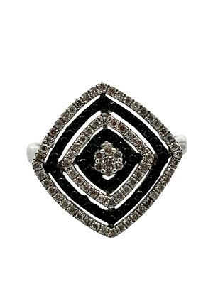 18K Black & White Diamond Ring. CJI1962/10-MTSA 
This modern and graphic ring, crafted in 18k 