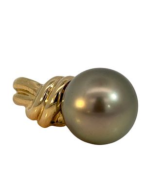 18K South Sea Pearl Pendant. A luxurious 18K yellow gold pendant showcasing a lustrous South Sea 