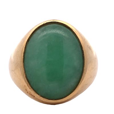 Jadeite Ring. S/18-KSS 
A sophisticated and timeless piece, this ring showcases a large 