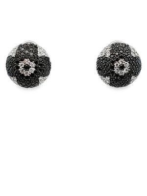 18K Black & White Diamond Earrings. ISL2293/34-MTYS 
This is a bold pair of 18K white gold stud 