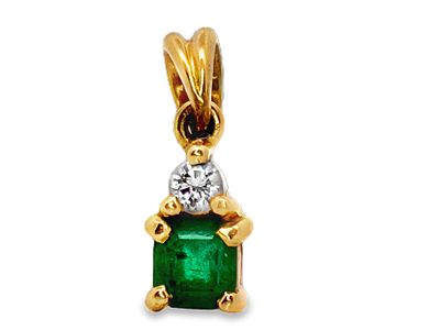 18K Emerald & Diamond Pendant. ISL2293/74-EOY 
This refined drop pendant is expertly crafted in 