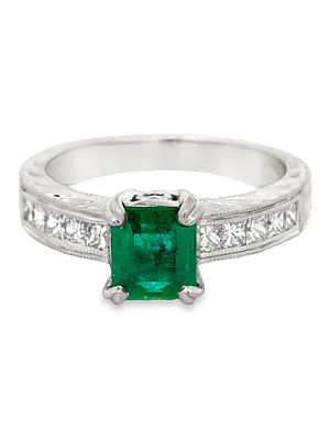 Platinum Emerald & Diamond Ring. ISL2293/77-MNYS 
Presented is a magnificent Platinum ring 