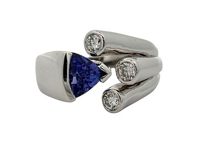 Unique Tanzanite and Diamond Ring. S/14.8 - MASS 
An artfully designed and captivating bypass 