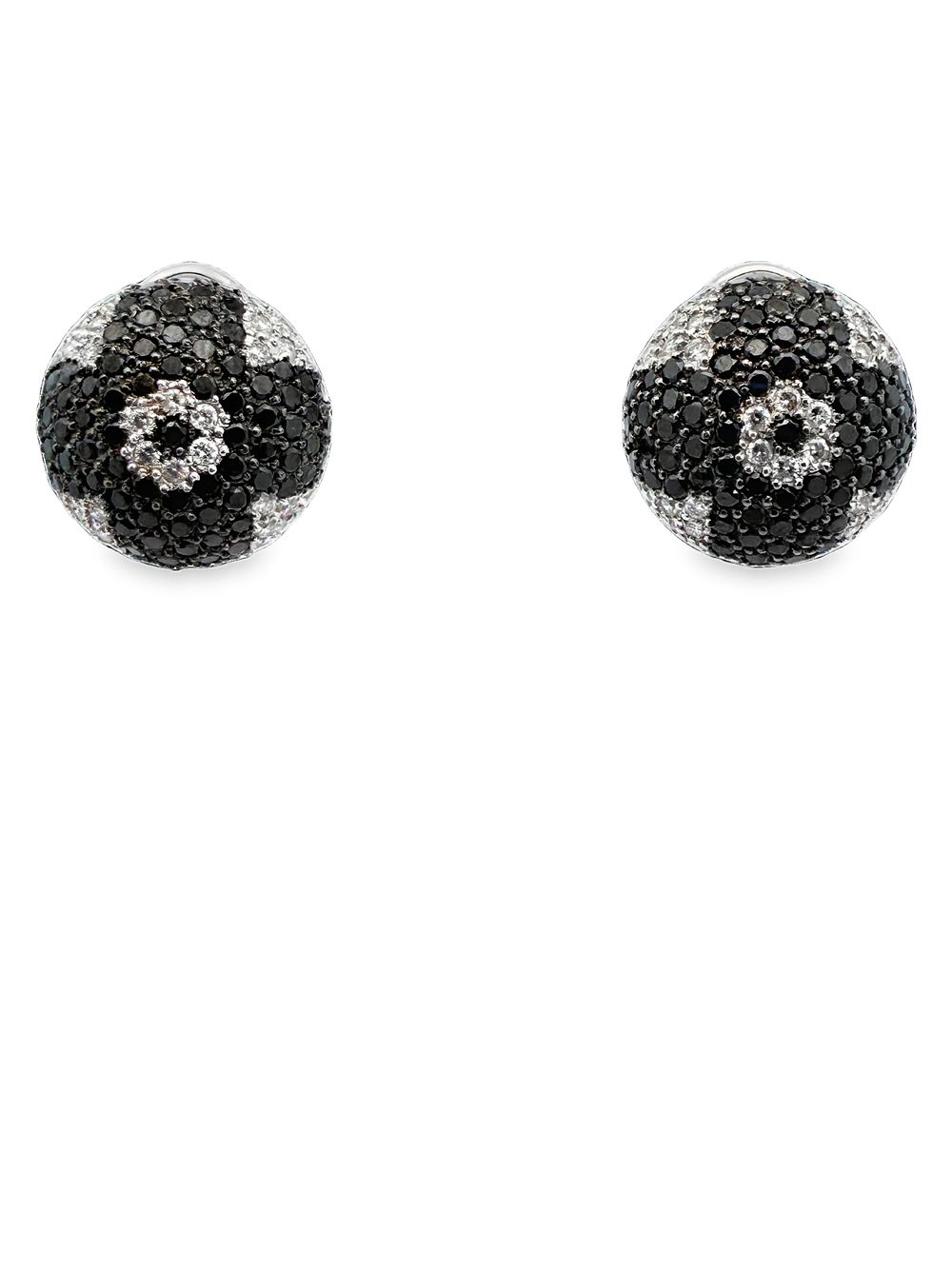 18K Black & White Diamond Earrings. ISL2293/34-MTYS 
This is a bold pair of 18K white gold stud 