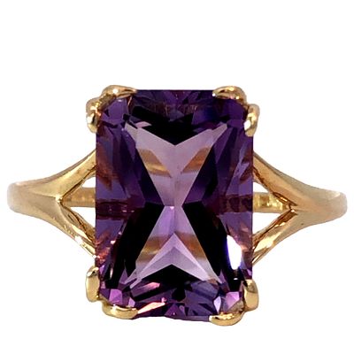 Amethyst Ring. S/3.4- NAY Make a grand statement with this stunning 14K yellow gold ring 