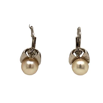 Retro Pearl Earrings. S/2.3-OSS A stylish pair of retro-inspired earrings, each featuring a 