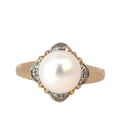 Pearl and Diamond Ring. S/3.3-OYS This elegant ring features a prominent, lustrous white pearl 