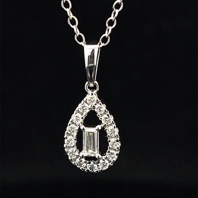 Diamond Pendant on Chain. ISL2418/1-NOY 
Up for auction is an elegant and contemporary diamond 