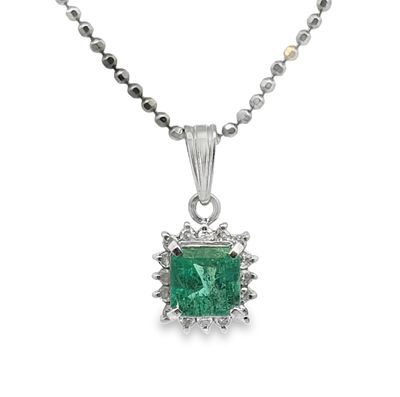 Emerald & Diamond Pendant on Chain. ISL2418/29-AAY 
A classic pendant featuring a vibrant 