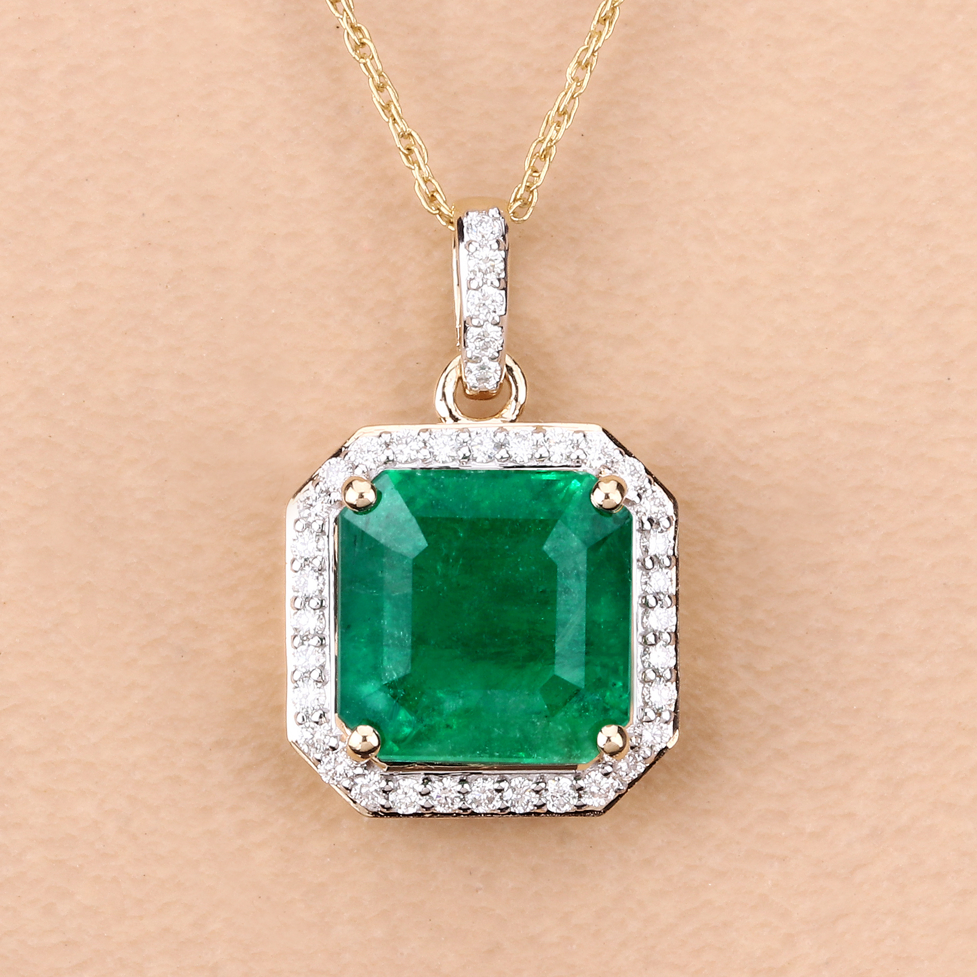 IGI Certified 3.99 CT Zambian Emerald and Natural Diamond Pendant