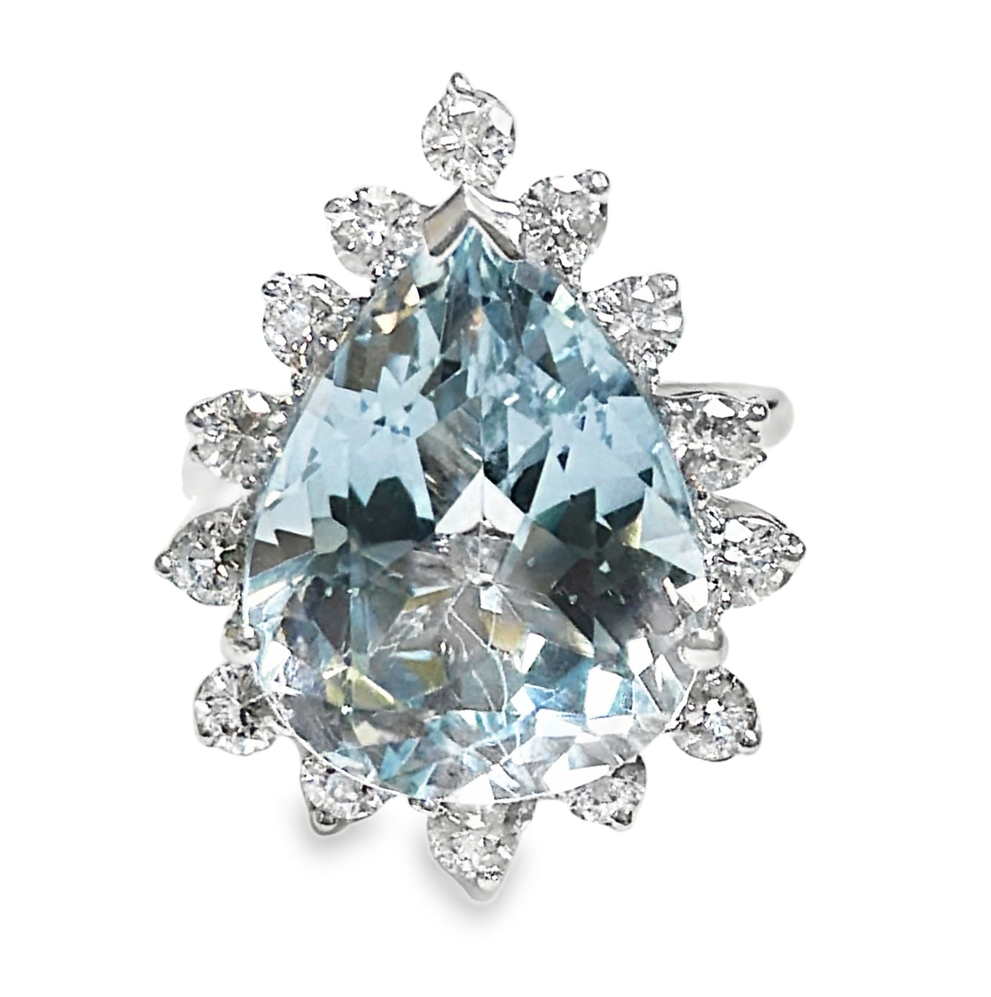 Sparkling Natural Aquamarine and Diamond Ring