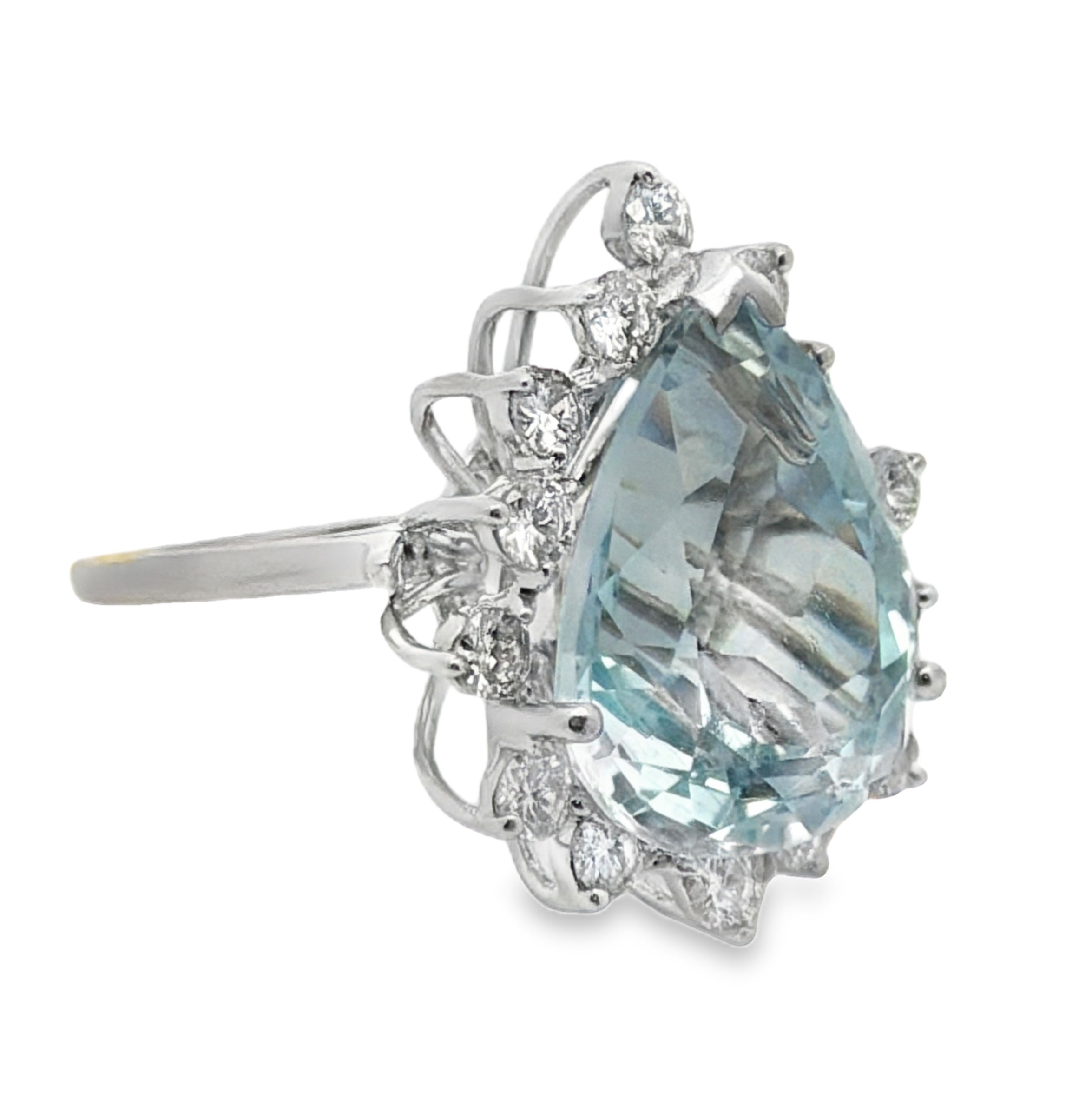 Sparkling Natural Aquamarine and Diamond Ring