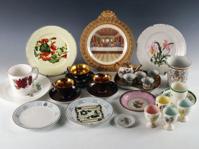 VINTAGE JUNK DRAWER LADIES TEA LOT 
Estate find assorted variety of tea cups and saucers. 