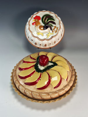 COUNTRY KITCHEN CERAMICS 
11" lidded apple pie plate and ceramic hand painted rooster mold 