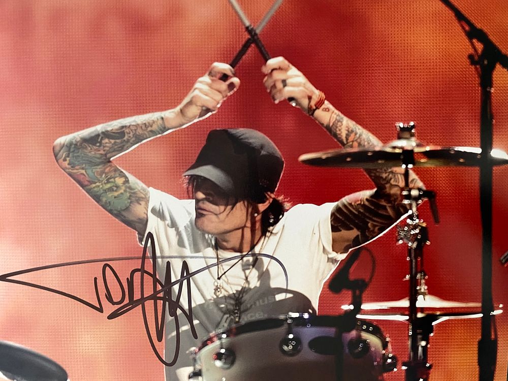 Cool Stuff Auctions | מכירה  581 | LIVE AUCTION | Autographed Memorabilia | Movies | TV | Music