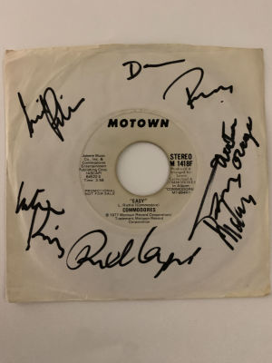 Commodores signed 45 RPM. Commodores 45 RPM - Easy 1977- 7 inch vinyl album autographed by 
