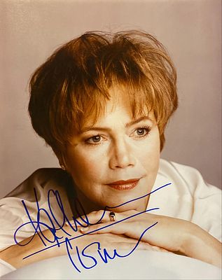 War of The Roses Kathleen Turner signed photo. Kathleen Turner signed photo. 8X10 Inches