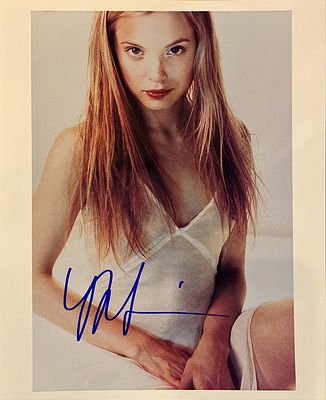 American Pie Mena Suvari signed photo. Mena Suvari signed photo. 8x10 inches