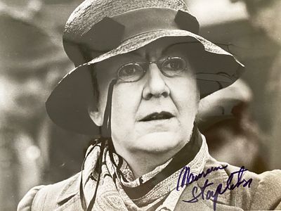Maureen Stapleton signed photo- 8x10 inches