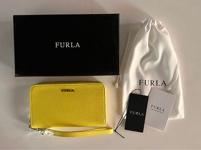 Furla Babylon L Zip around C/MAN. Furla Babylon L zip around wallet/wristlet in Sunny leather. 