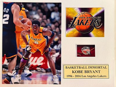 LA Lakers Kobe Bryant signed photo. 8x10 inches