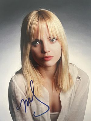 American Beauty Mena Suvari signed photo. 8x10 inches