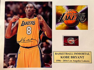LA Lakers Kobe Bryant signed photo. 8x10 inches