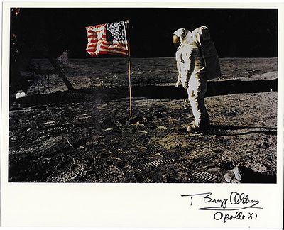 Moonwalker Buzz Aldrin signed nasa photograph. Buzz Aldrin signed nasa photograph. Color 