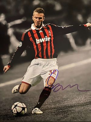 Soccer Star David Beckham Signed Photo. 8x10 inches