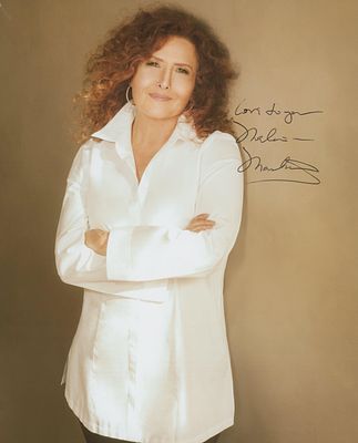 Singer Melissa Manchester signed photo. Melissa Manchester signed photo. 8x10 inches