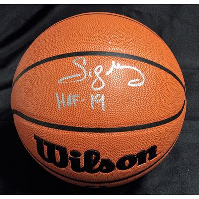 Milwaukee Buck Sidney Moncrief Signed Basketball TRISTAR Authenticated. Signed Sidney Moncrief 