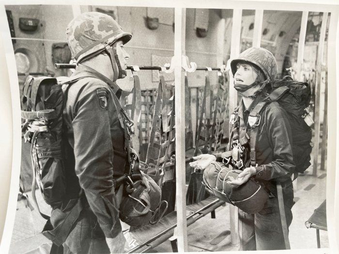 Lot 361: Private Benjamin Goldie Hawn unsigned movie photo