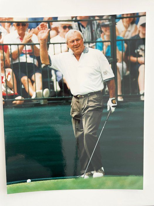 Lot 465: Arnold Palmer unsigned photo