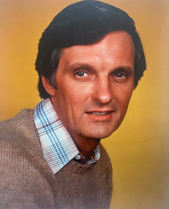 Lot 486: Alan Alda photo