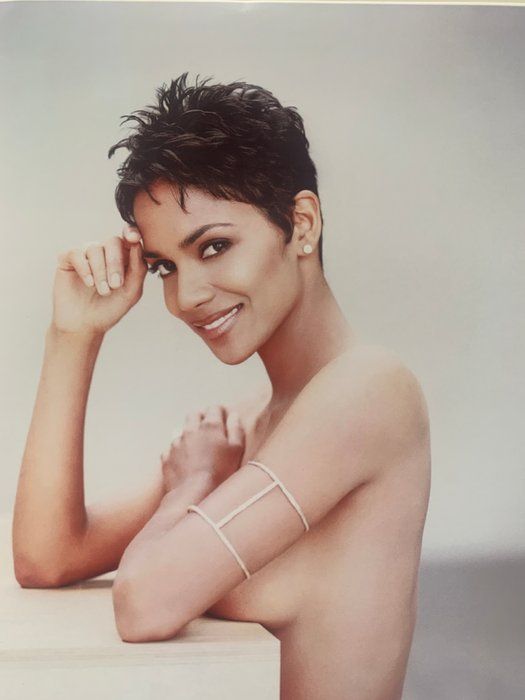 Lot 516: Halle Berry unsigned photo