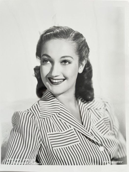 Lot 527: Dorothy Lamour unsigned photo