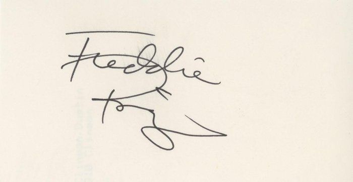 Lot 88: Freddie Prinze signature cut
