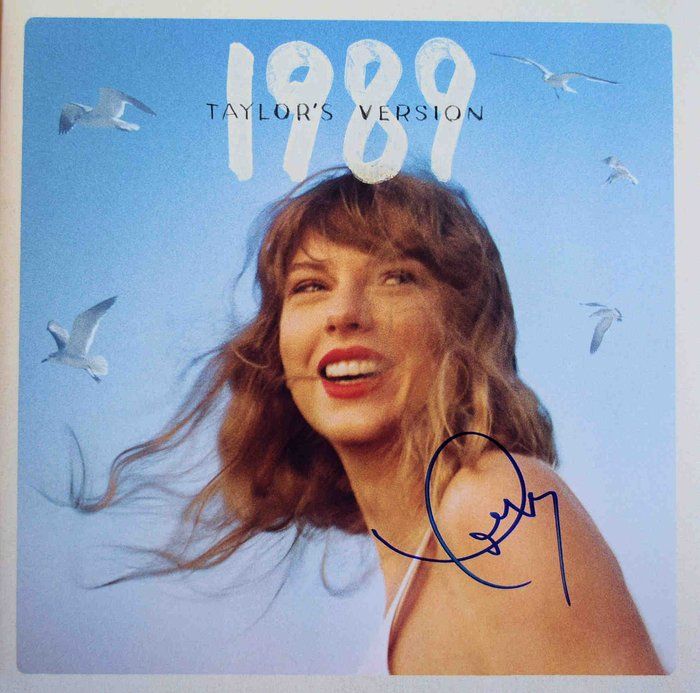 Lot 344: Taylor Swift 1989 signed album