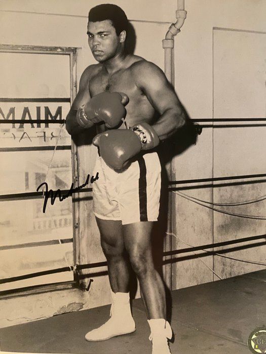 Lot 369: Legendary boxer Muhammad Ali signed photo. GFA Authenticated