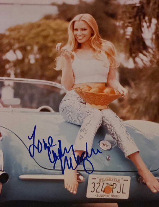 Lot 139: Model Cindy Margolis signed photo