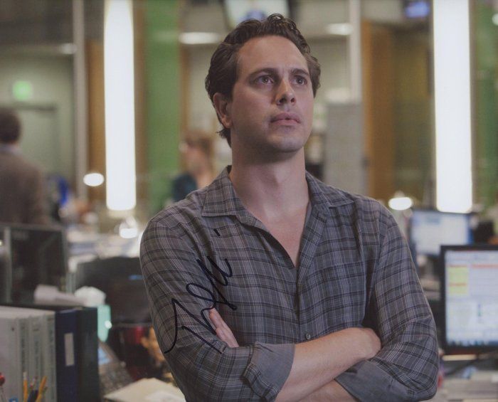 Lot 180: The Newsroom Thomas Sadoski signed photo