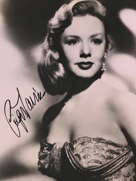 Lot 207: The Hustler Piper Laurie signed photo