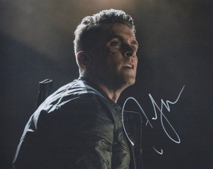 Lot 307: Arrow Josh Segarra Signed Photo