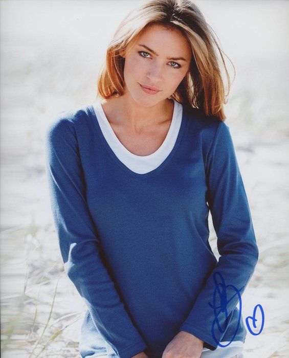 Lot 321: Legend of The Seeker Tabrett Bethell signed photo