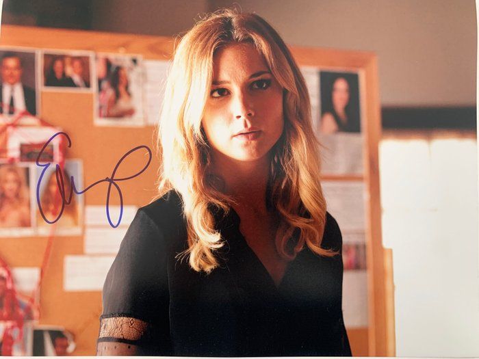 Lot 382: Revenge Emily VanCamp signed photo