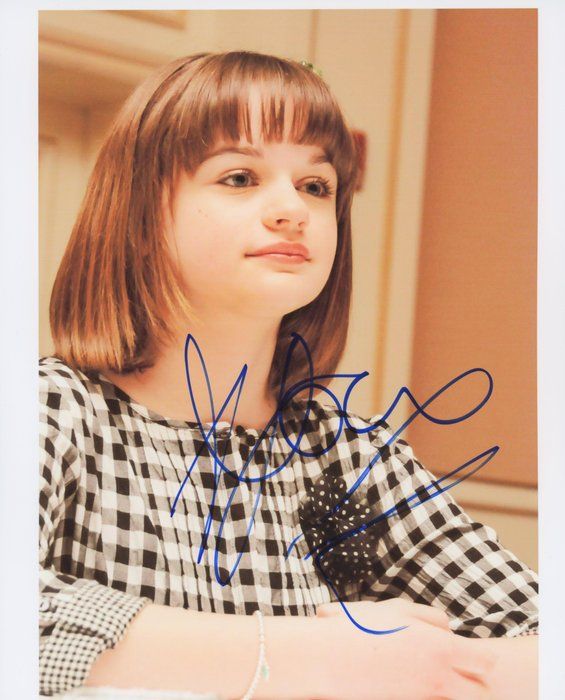 Lot 466: Despicable Me Joey King signed photo