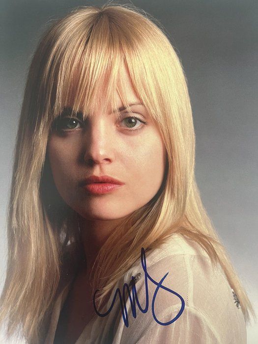 Lot 470: American Beauty Mena Suvari signed photo