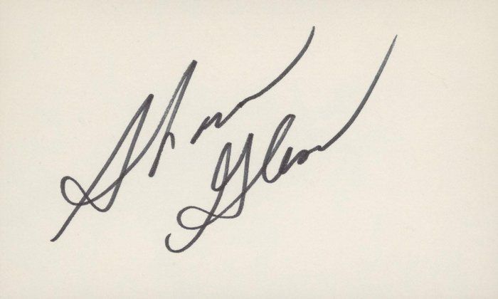 Lot 479: Cagney and Lacey Sharon Gless signature cut