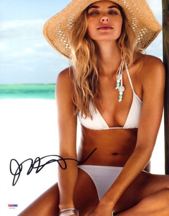 Lot 535: Supermodel Jessica Hart Signed Photo